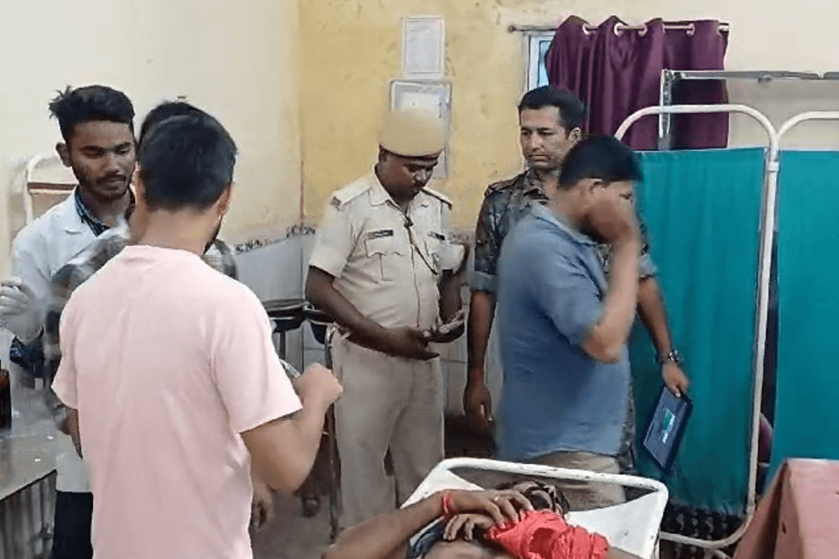 Gopalganj News: बेटे को बचाने के लिए चलती ट्रेन से कूदा पिता, गंभीर हालत में भर्ती