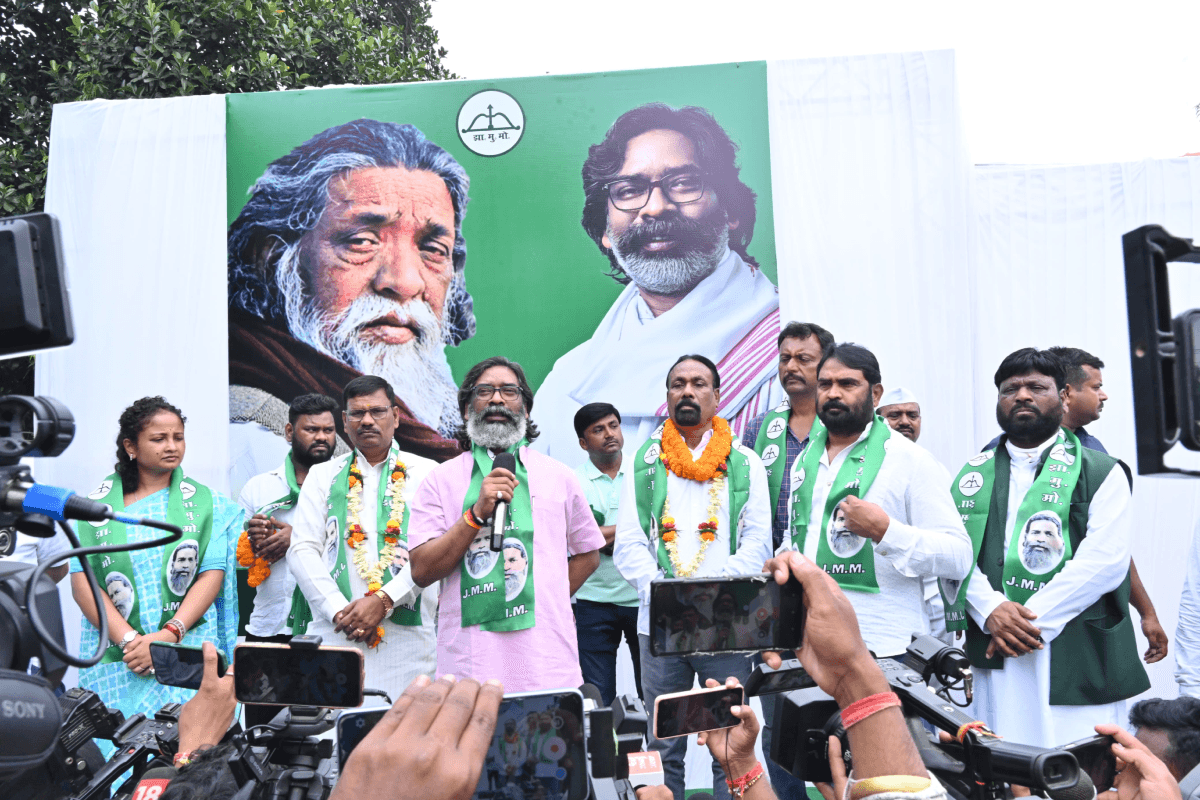 Jharkhand Elections: NDA को बड़ा झटका, हेमंत सोरेन ने विधायक और पूर्व विधायक को JMM में कराया शामिल
