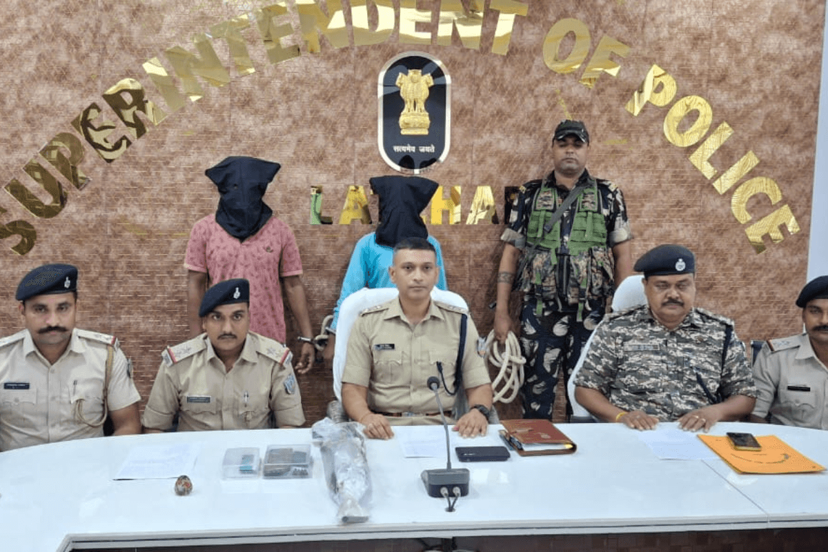 Jharkhand Naxal News: पुलिस को मिली बड़ी कामयाबी, जेजेएमपी के दो कमांडर AK-47 के साथ गिरफ्तार