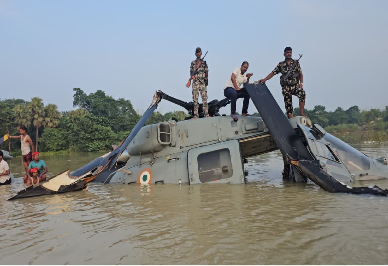 Helicopter Crash: मुजफ्फरपुर में राहत पैकेट पहुंचा रहा सेना का हेलीकॉप्टर जानें कैसे पानी में गिरा