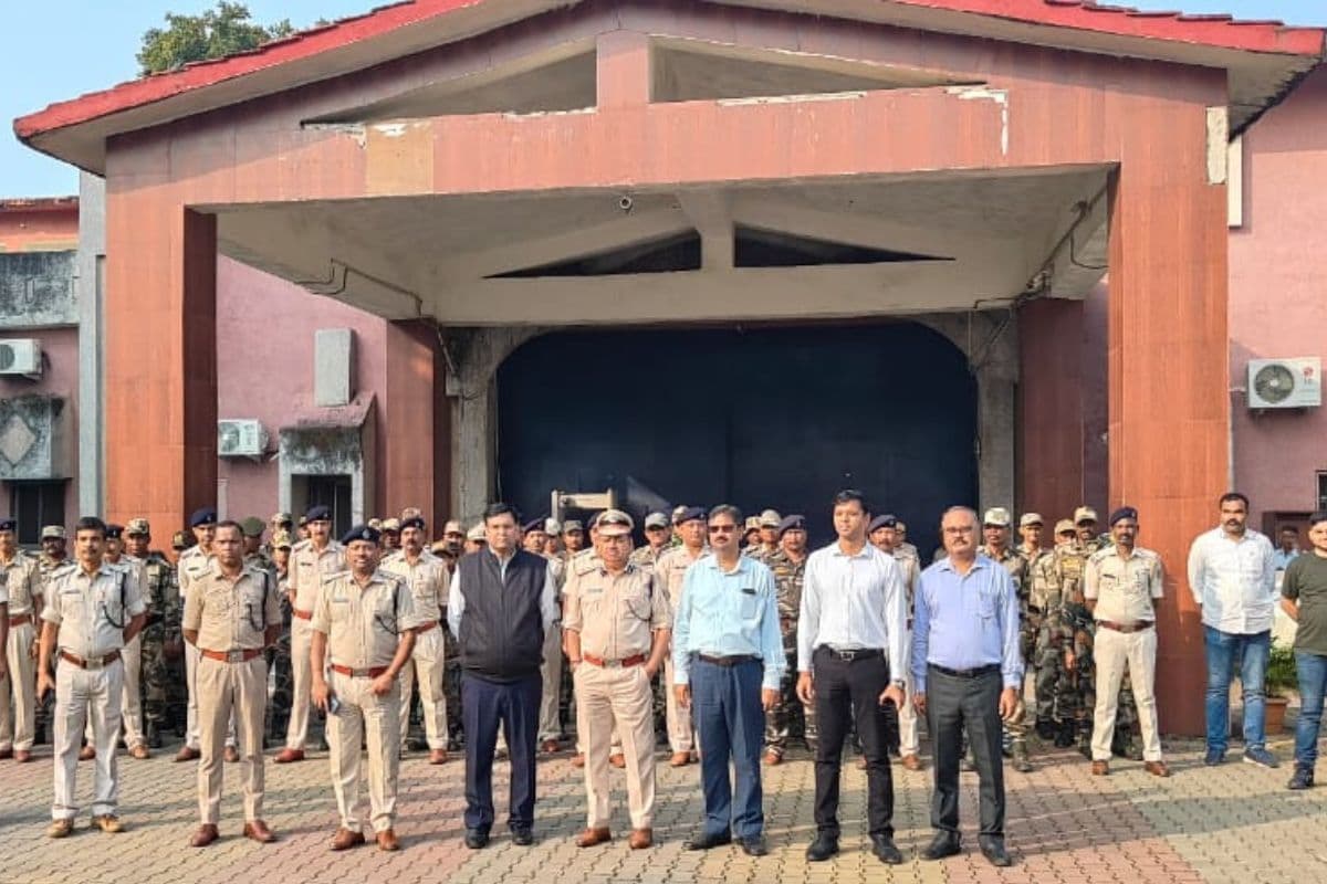 छापेमारी के बाद होटवार जेल के बाहर डीसी वरुण रंजन समेत अन्य अधिकारी छापेमारी के बाद होटवार जेल के बाहर डीसी वरुण रंजन समेत अन्य अधिकारी