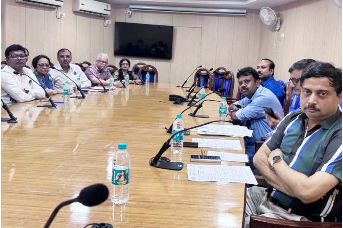 Kolkata Doctor Murder : मुख्य सचिव के साथ डॉक्टरों की बैठक में निकला समाधान या फिर उठा सवाल