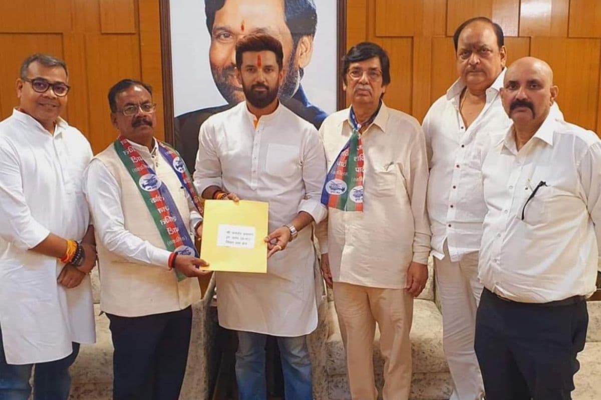 चिराग पासवान से लोजपा का सिंबल लेते जनार्दन पासवान चिराग पासवान से लोजपा का सिंबल लेते जनार्दन पासवान
