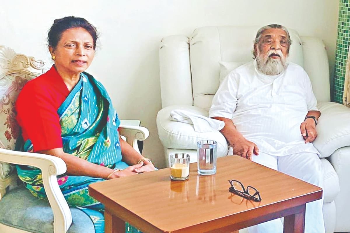 Jharkhand Election 2024: बीजेपी छोड़ JMM में आई लुईस मरांडी को मिला गुरुजी का आशीर्वाद, क्या टिकट भी मिलेगा?