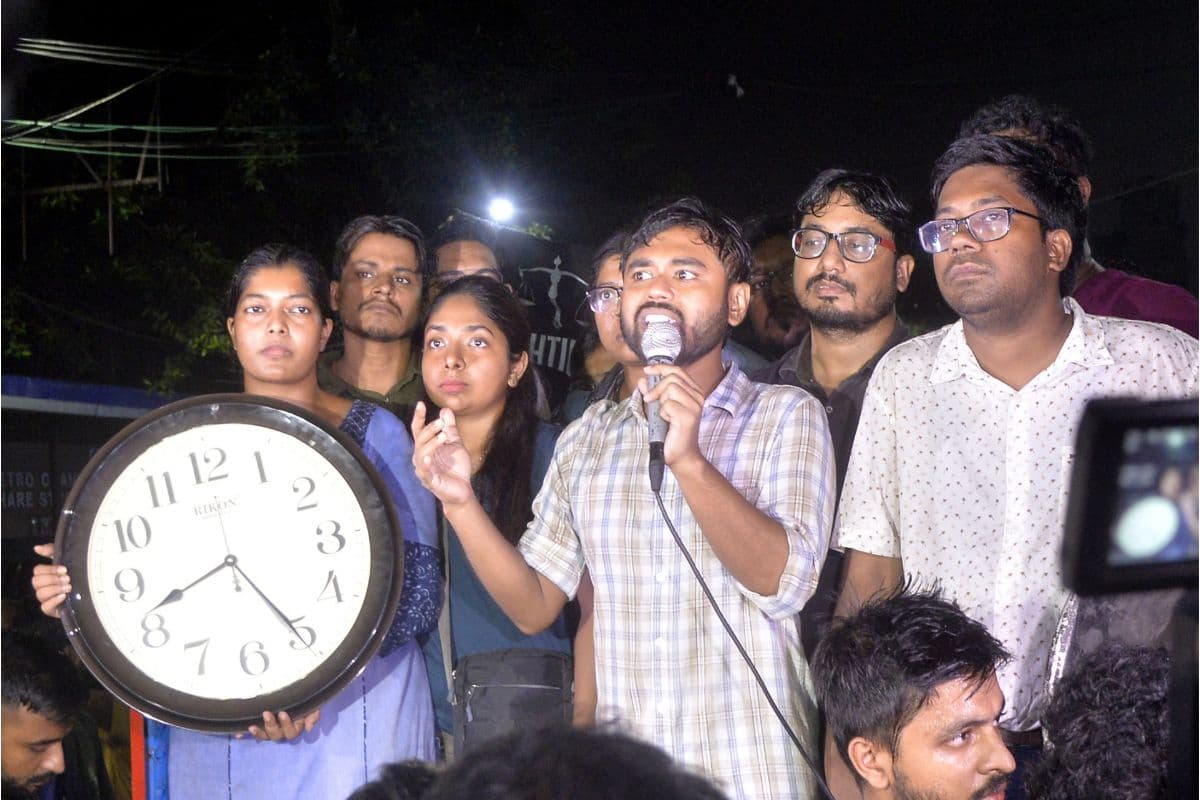 Kolkata Doctor Murder : 'डेडलाइन' खत्म होने में 7 घंटे बाकी, 10 मांगों को लेकर धर्मतल्ला में डटे हैं जूनियर डॉक्टर