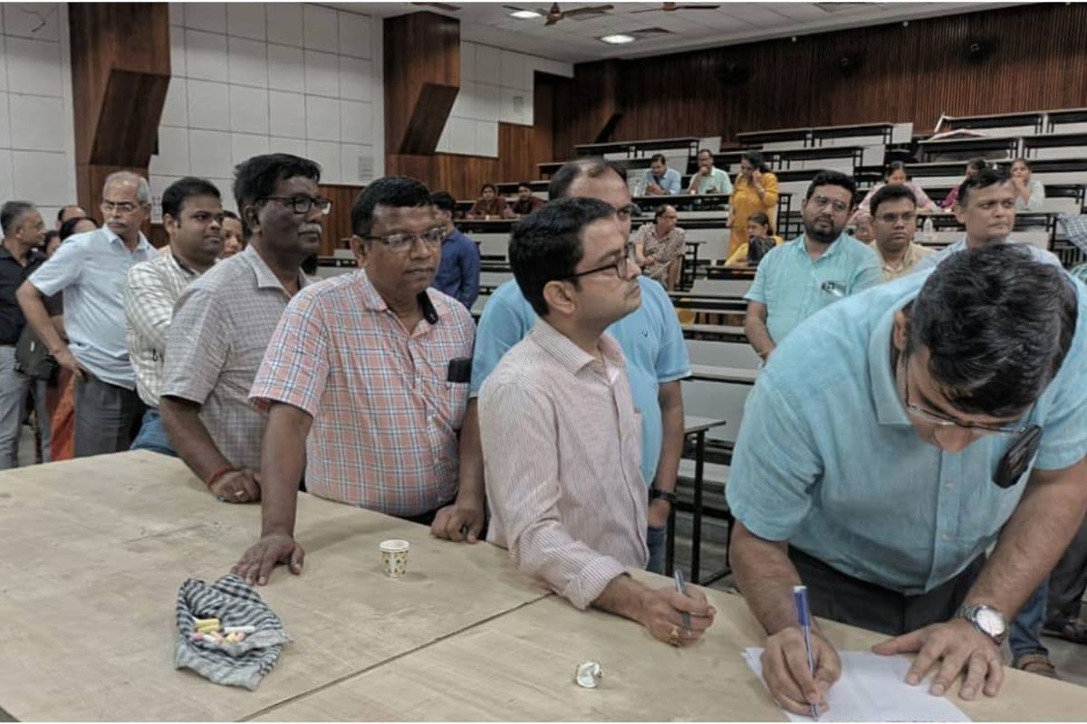 Kolkata Doctor Murder : जूनियर डाॅक्टरों के समर्थन में 50 सीनियर चिकित्सकों ने दिया सामूहिक इस्तीफा