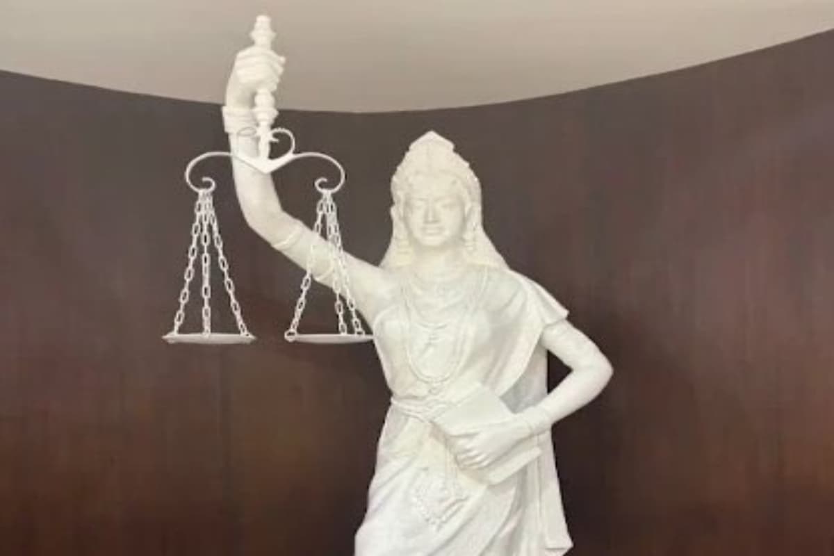 Justice Statue: अब 'अंधा' नहीं होगा कानून! न्याय की देवी की आंखों से पट्टी उतरी, हाथ में थामा संविधान