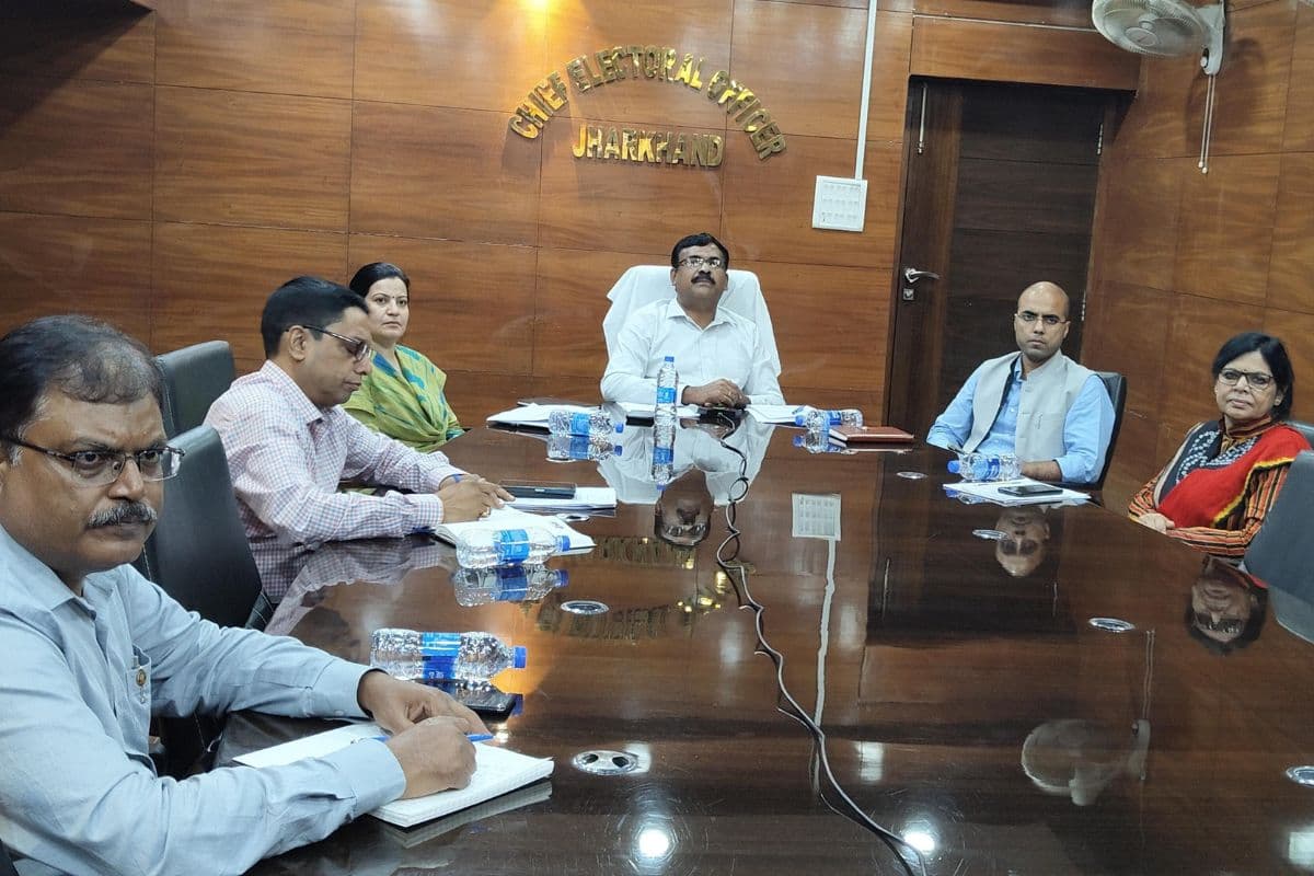 Jharkhand Assembly Election 2024: झारखंड के सीईओ के रवि कुमार का निर्देश, बुजुर्ग और दिव्यांग वोटरों का रखेंगे विशेष ध्यान
