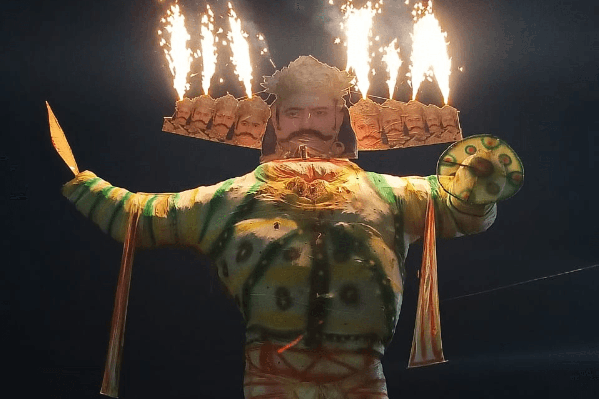 Durga Puja: विजयादशमी से पहले जला रावण का पुतला, इलाके में तनाव, पुलिस ने लोगों से की यह अपील