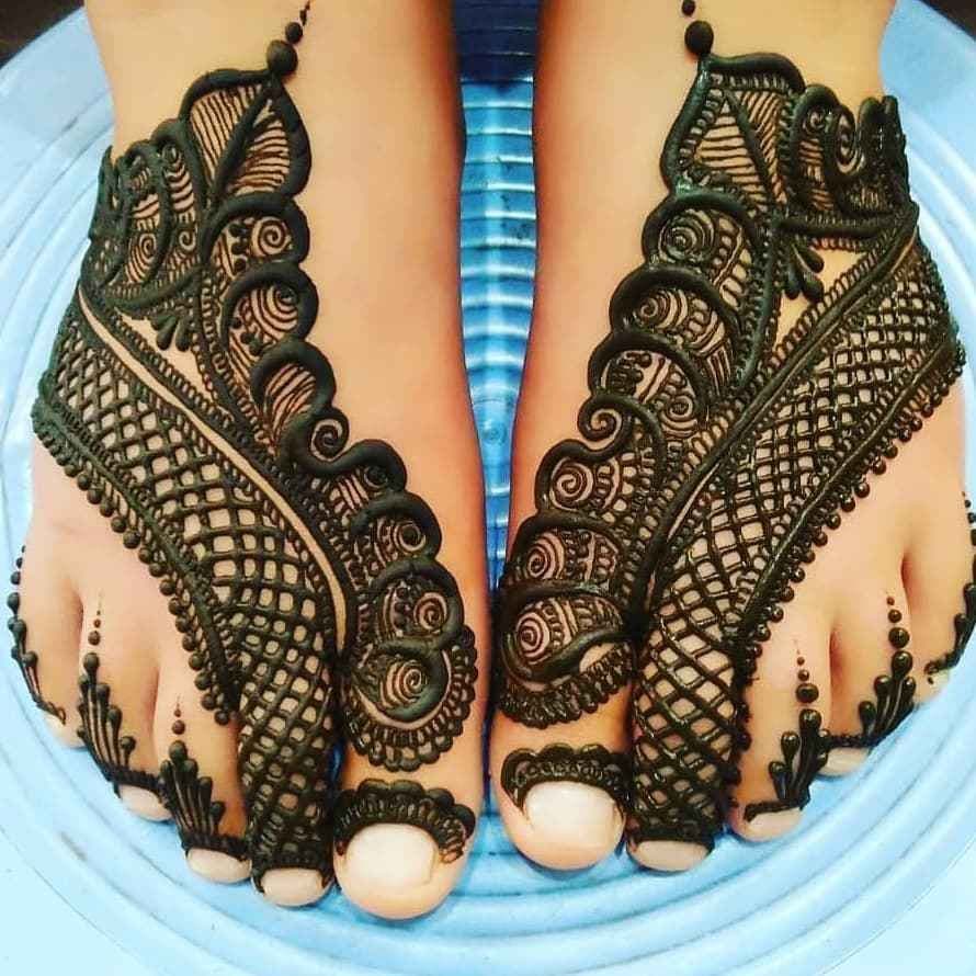 Karwa Chauth Feet Mehndi Design: पैरों पर लगाएं ये 5 बेस्ट और लेटेस्ट मेहंदी डीजाइन, करें ट्राई
