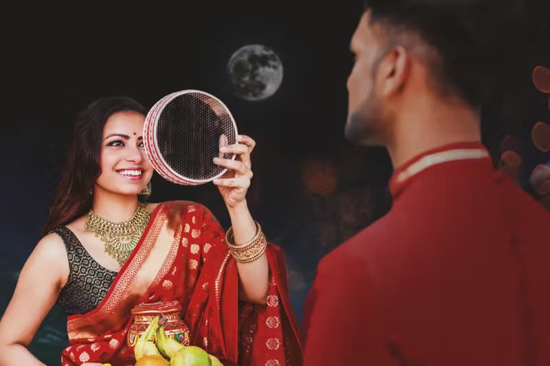 Karwa Chauth Gifts 2024: इस करवा चौथ पत्नी को गिफ्ट करें ये 5 शानदार तोहफे, जानें