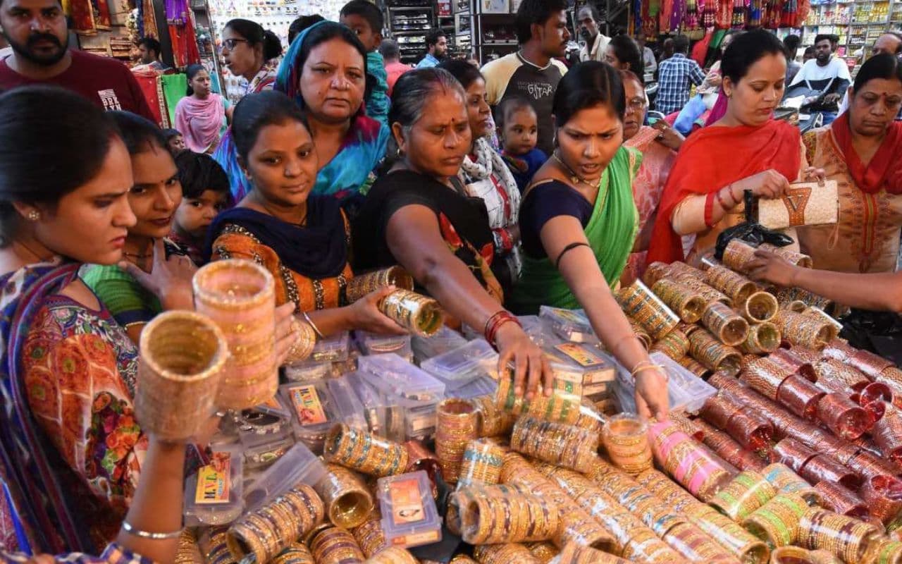 Karwa Chauth 2024: राज योग में 20 को मनेगा करवाचौथ का त्योहार, बाजार में उमड़ रही भीड़, जानें शुभ मुहूर्त Karwa Chauth 2024: राज योग में 20 को मनेगा करवाचौथ का त्योहार, बाजार में उमड़ रही भीड़, जानें शुभ मुहूर्त