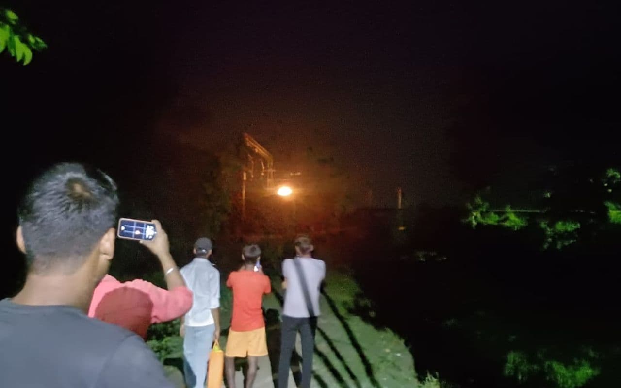 Train Accident: कटिहार में बड़ा रेल हादसा, डब्बे में ब्लास्ट के बाद लगी आग