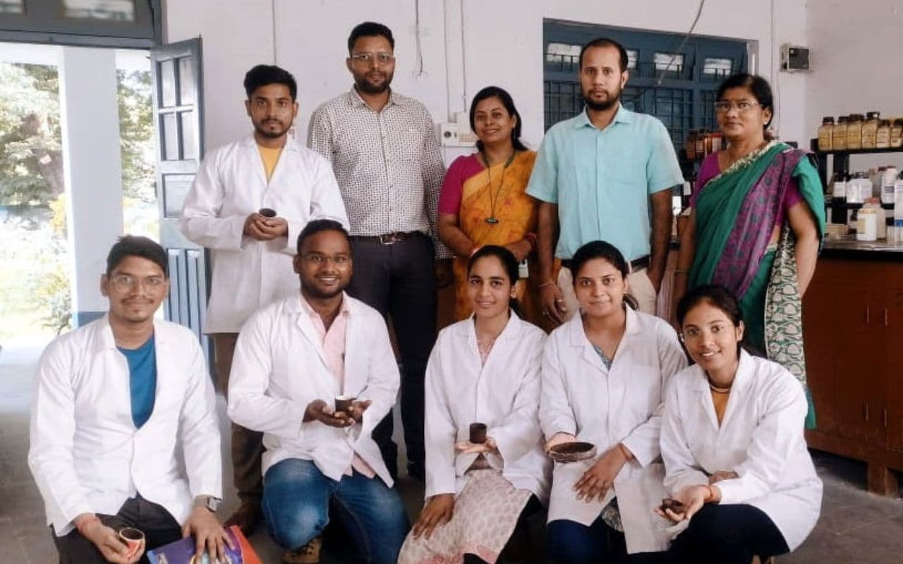 MIT Muzaffarpur: छात्रों ने मौसमी के छिलकों से बनाए इको-फ्रेंडली कप और प्लेट, प्लास्टिक को देगा टक्कर