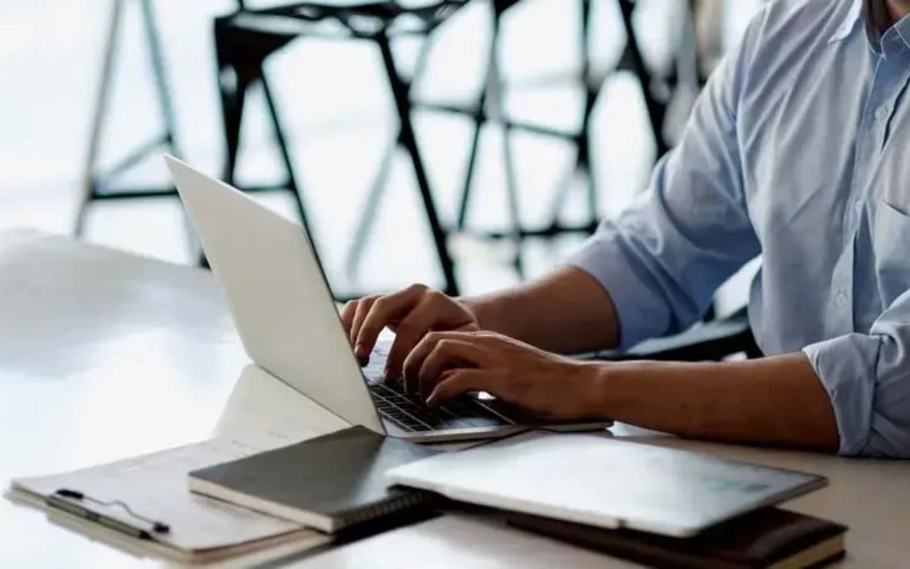 Salary: 11 बजे लेट नहीं और तीन बजे भेंट नहीं वालों का कटेगा वेतन, रोज देना होगा अपना परफॉर्मेंस रिपोर्ट