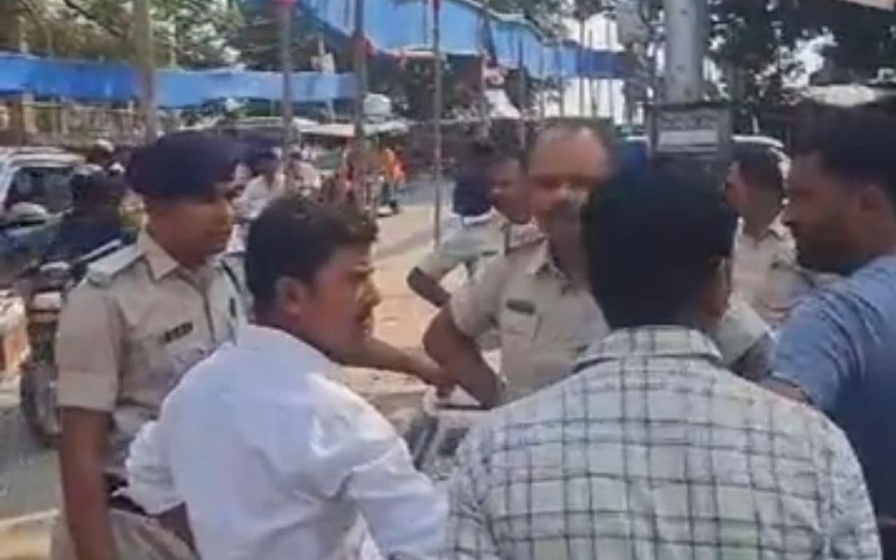 Muzaffarpur News: पुल पर मिली जमीन कारोबारी की बाइक, लापता कारोबारी की तलाश में SDRF जुटी Muzaffarpur News: पुल पर मिली जमीन कारोबारी की बाइक, लापता कारोबारी की तलाश में SDRF जुटी