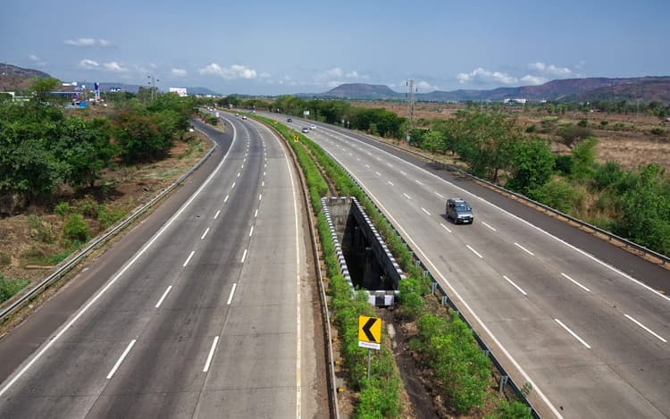NH किनारे लावारिस वाहनों पर कार्रवाई, मुजफ्फरपुर में सड़क सुरक्षा के लिए उठाए गए कदम