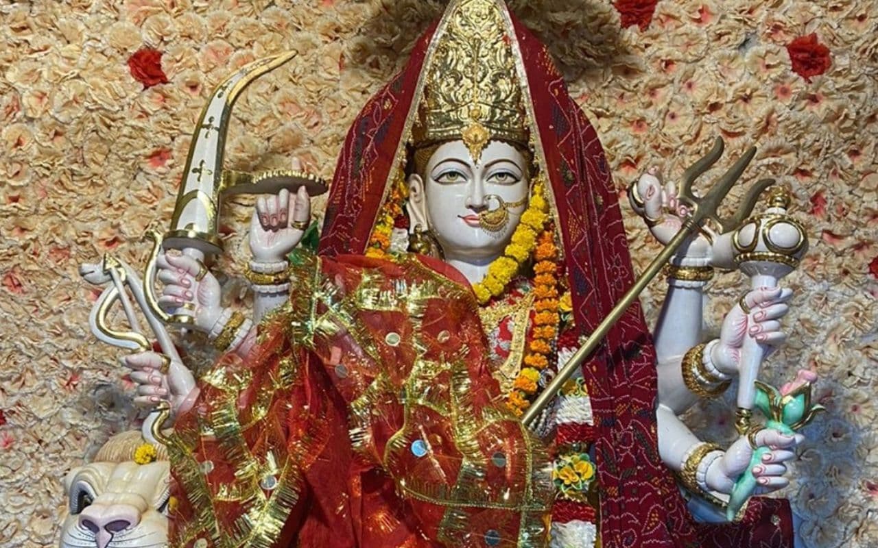 Navratri 2024: नवरात्र के चौथे दिन श्रद्धालुओं ने की मां कुष्मांडा की पूजा, देवी मंदिरों में पूजा के लिए उमड़ रही है भक्तों की भीड़