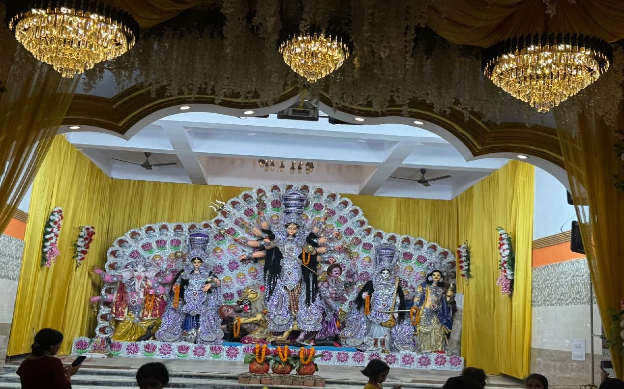 Navratri 2024: पूजा पंडालों का पट खुलते ही मां के सामने शीश झुकाने वालों का लगा तांता