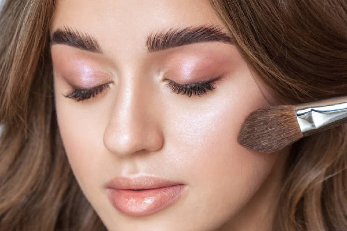 Quick Makeup Tips: बिना समय गवाएं पाएं ग्लोइंग लुक,जानें आसान मेकअप ट्रिक्स