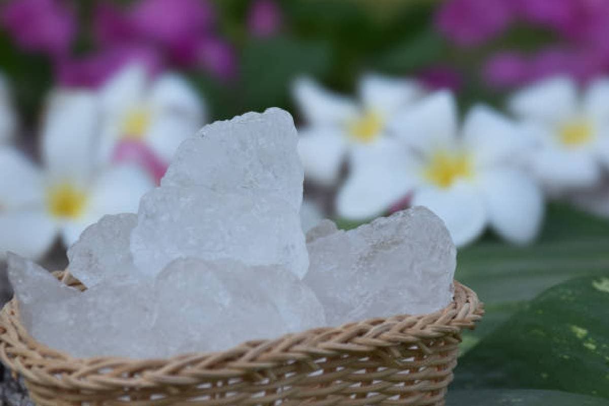 Benefits of Alum: फिटकरी के 5 स्किन बेनिफिट्स जानें और अपनी त्वचा को निखारें