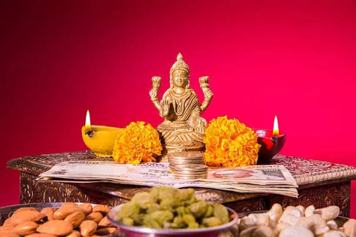 Diwali Upay: दिवाली पर करें छोटा सा उपाय, बिन बुलाए घर आएंगी देवी लक्ष्मी