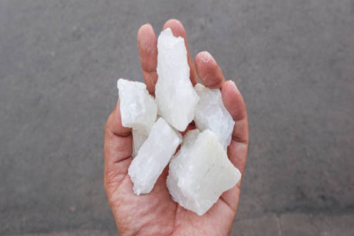 Fitkari Ke Upay: फिटकरी है जादू का टुकड़ा, इन 6 तरीकों में से कोई एक भी कर लें तो चमक जाएगी किस्मत