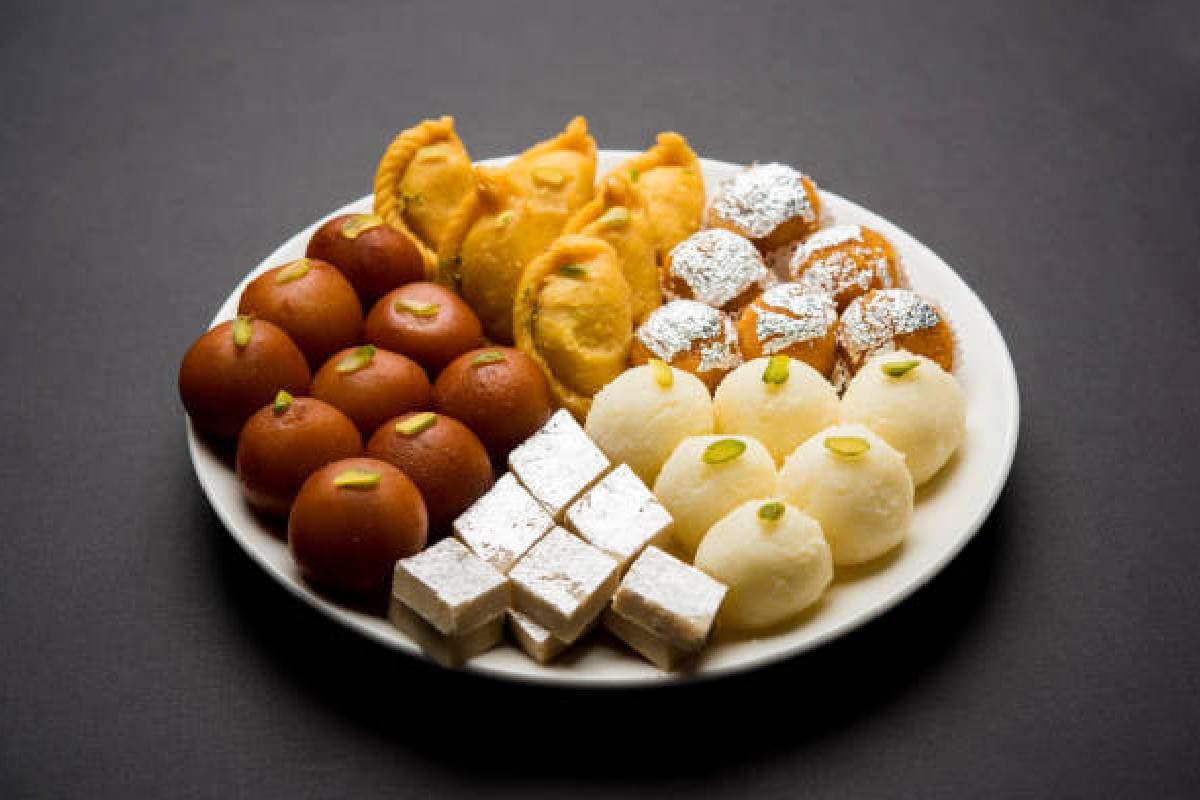 Diwali 2024: दिवाली पर बिना पकाएं बनाएं शानदार मिठाई, देखें आसान रेसिपी