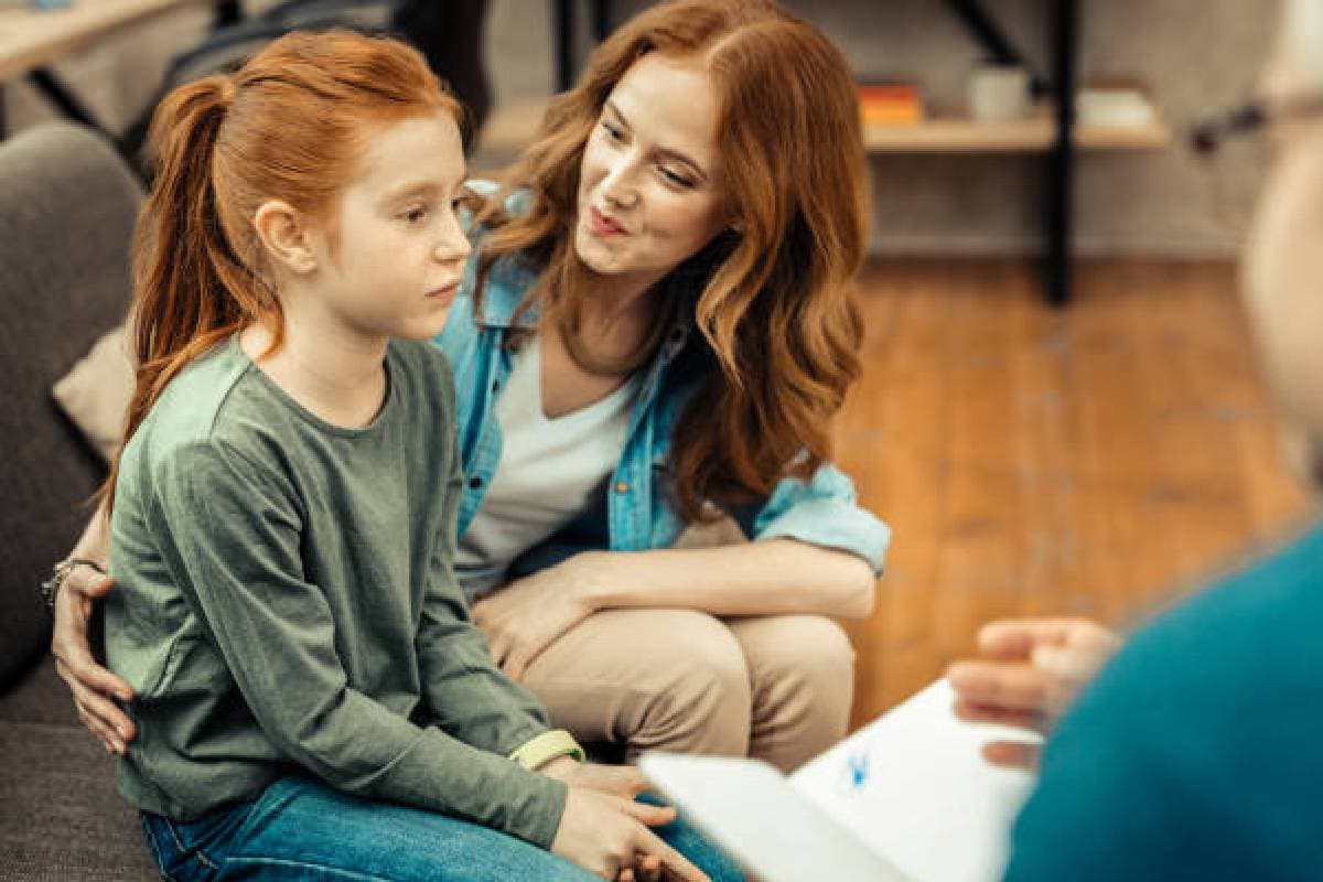Parenting Tips: बच्चों में अच्छी आदतें सिखाने से पहले माता-पिता खुद में करें बदलाव, इन आदतों में करें सुधार