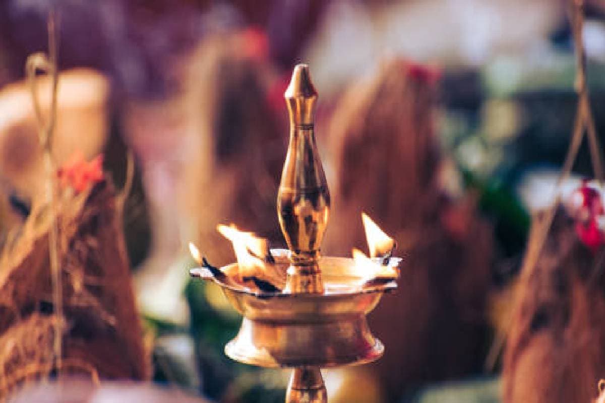 Diwali Diya Tips: देवी लक्ष्मी के पास घी या तेल कौन सा दीपक जलाएं?