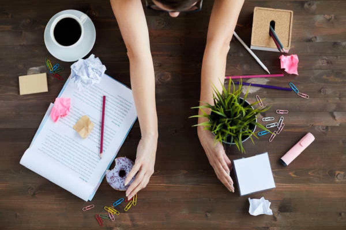 Vastu Tips For Office: करियर में तरक्की चाहते हैं तो ऑफिस डेस्क से हटा दें ये 5 चीजें
