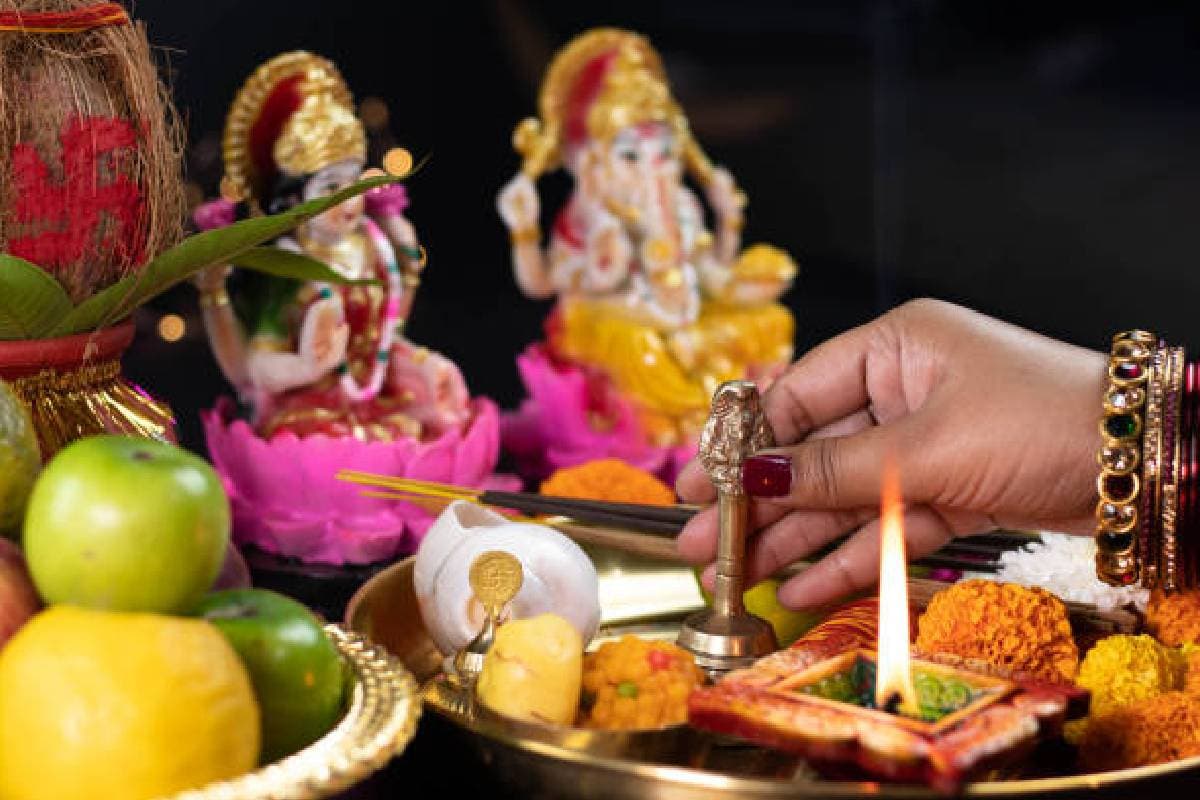 Diwali Laxmi Puja Samagri: लक्ष्मी पूजा पर देवी के चरणों में चढ़ाएं ये चीजें, होगी धन वर्षा
