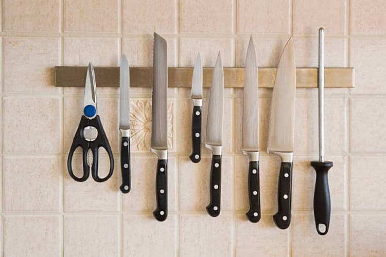 Dhanteras 2024: धनतेरस पर भूलकर भी न खरीदें ये 4 चीजें, रूठ जाएंगी मां लक्ष्मी