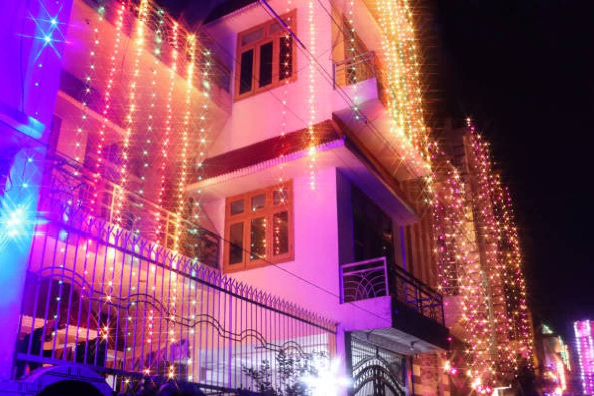 Lighting Tips on Diwali: दिवाली पर लगा रहें हैं लाइटें, तो ध्यान रखें ये बात, नहीं होंगे हादसे
