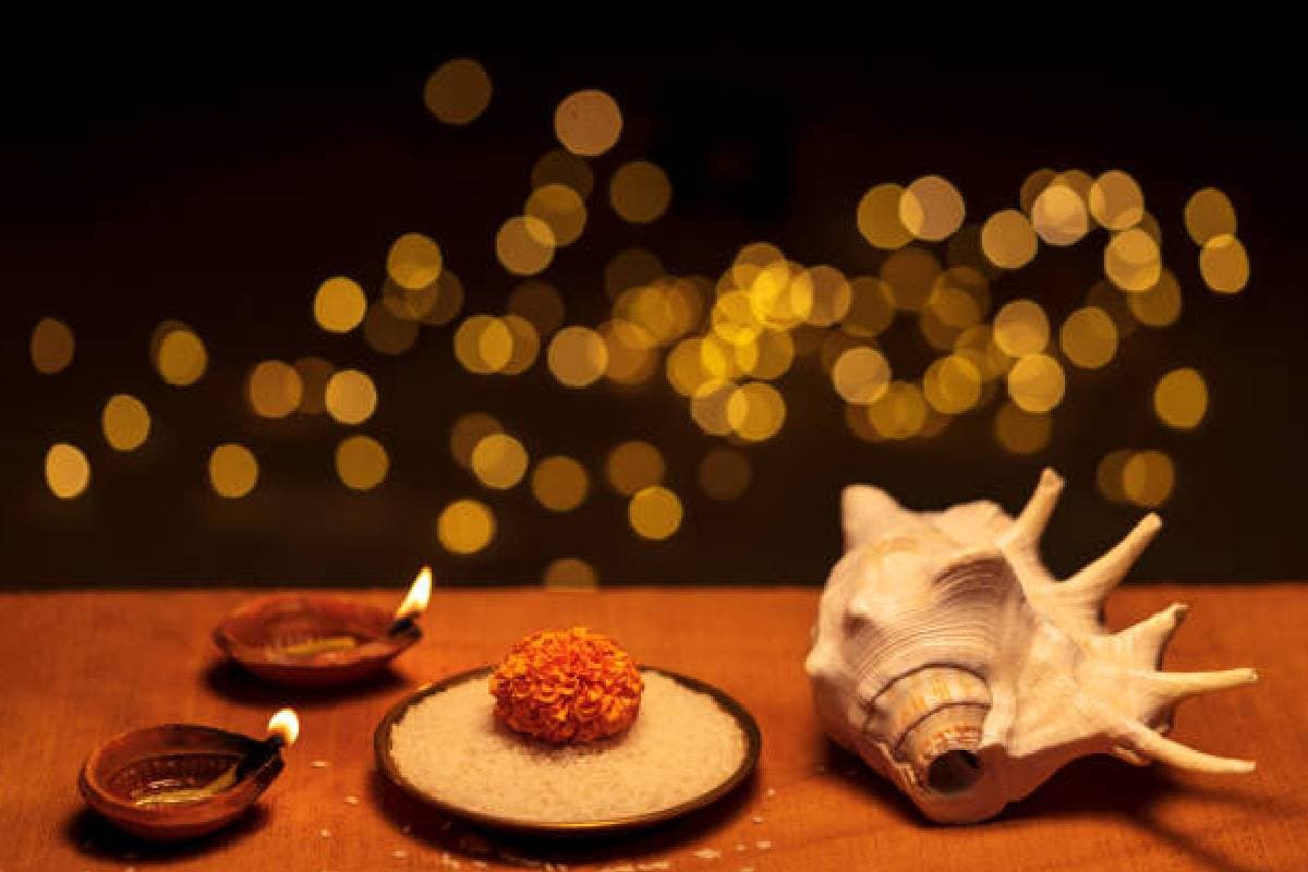 Vastu for Conch: शंख में जरूर रखें ये चीज, कभी नहीं खाली होगी तीजोरी