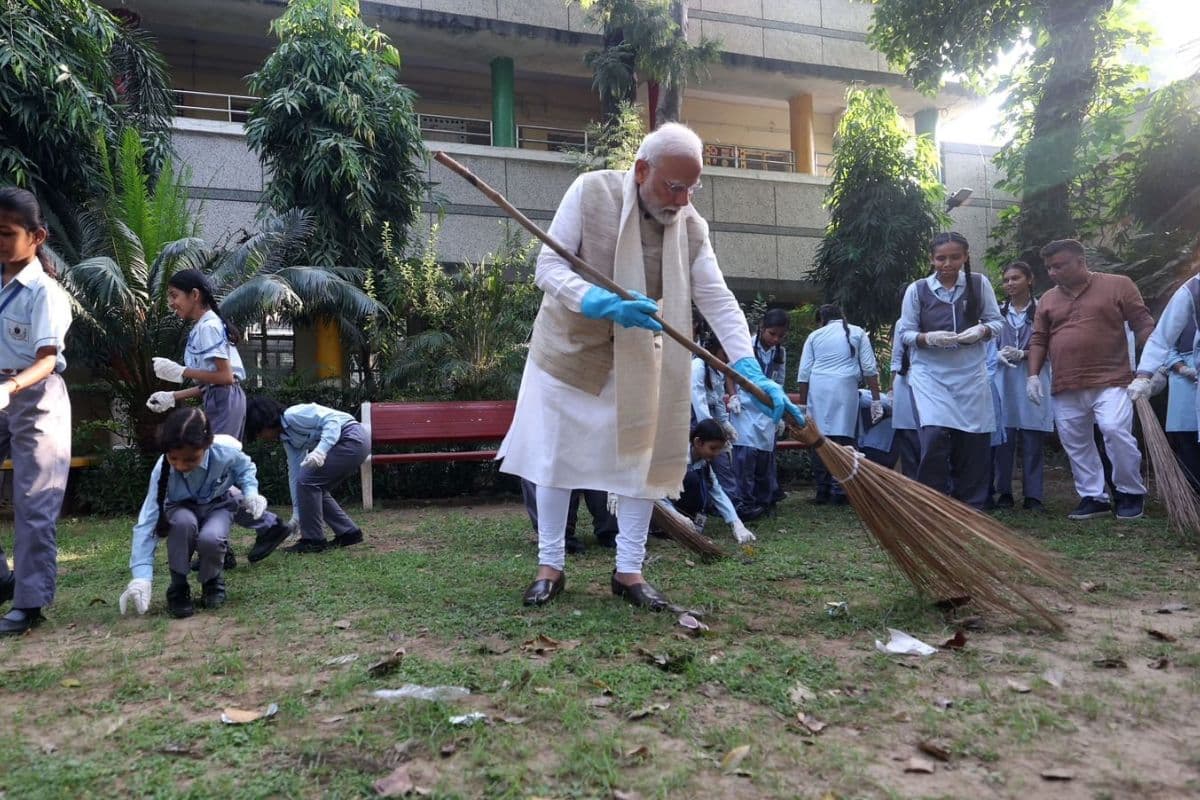 गांधी जयंती पर आज राजघाट पहुंचे PM Modi, बापू को दी श्रद्धांजलि, स्कूली बच्चों संग लगाई झाड़ू