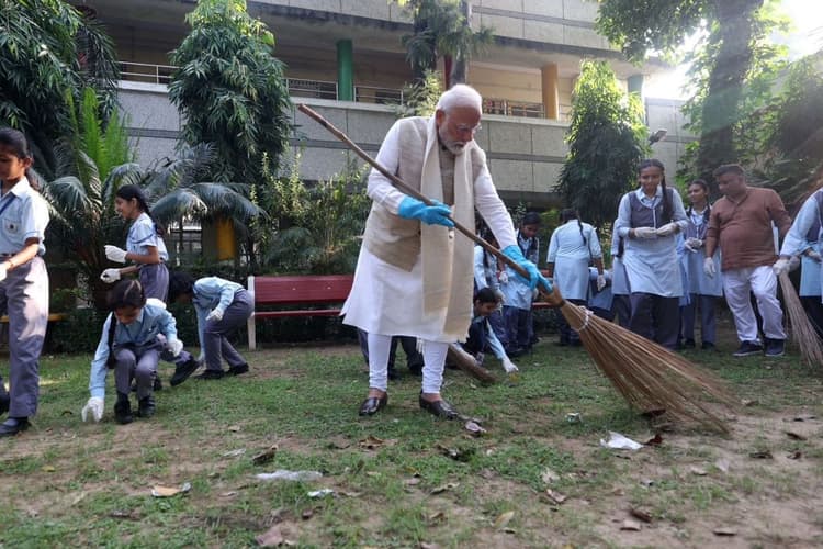 गांधी जयंती पर आज राजघाट पहुंचे PM Modi, बापू को दी श्रद्धांजलि, स्कूली बच्चों संग लगाई झाड़ू