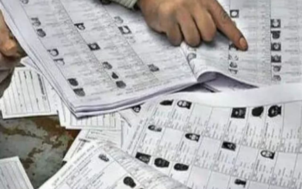 Kaimur: मैं अभी जिंदा है, मुझे मत मारो सरकार… तख्ती लेकर पहुंचे ग्रामीण, जानें मामला