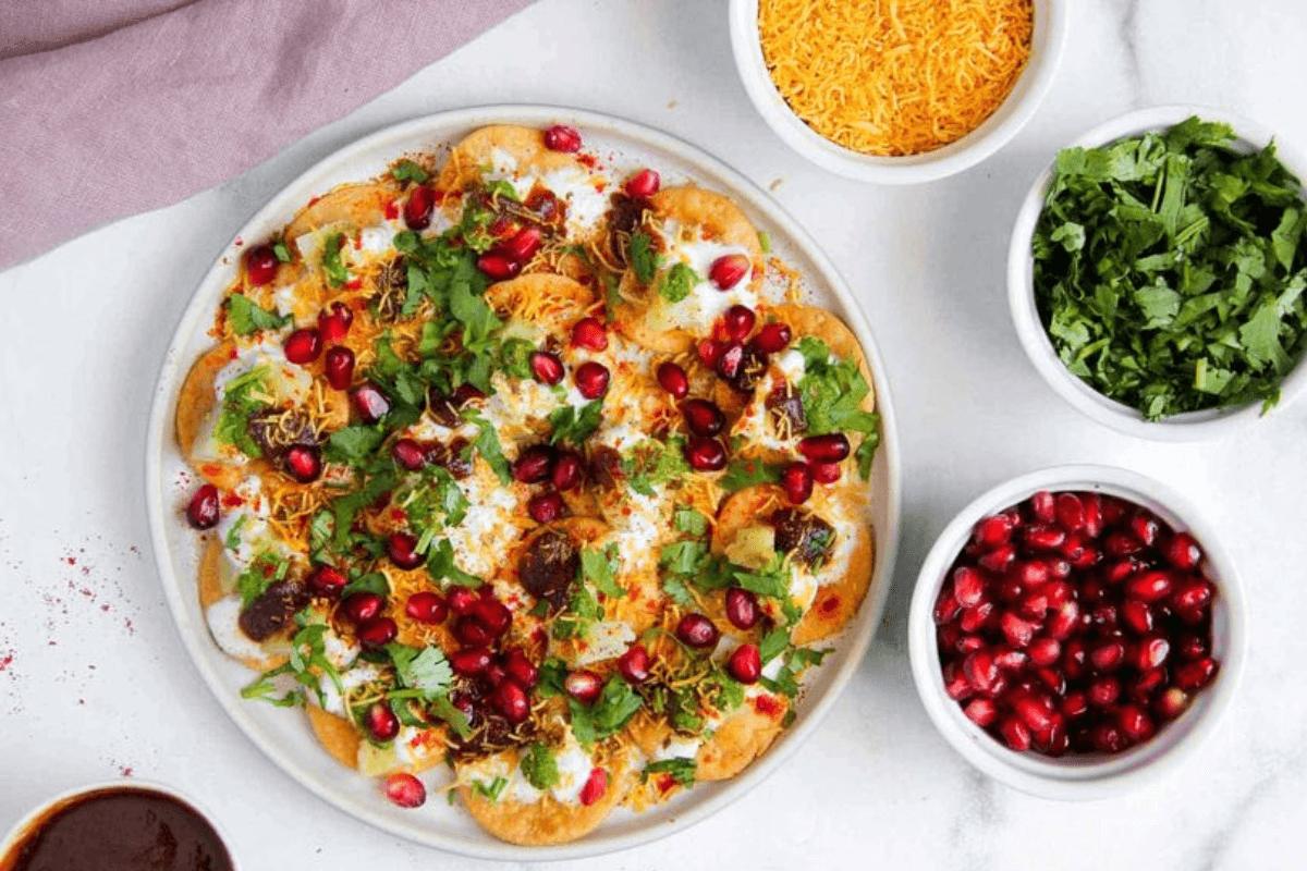 Papdi Chaat Recipe: तीखा और चटपटा खाने का है मन तो झटपट घर पर बनाएं पापड़ी चाट