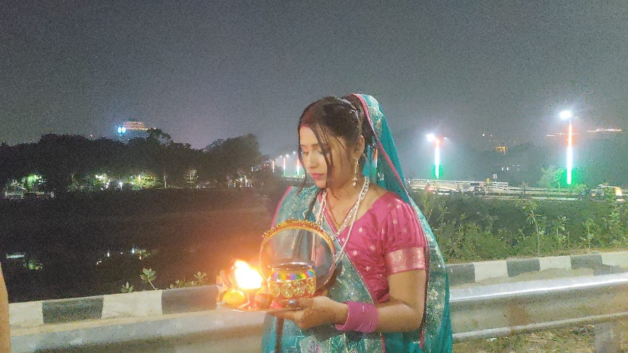 Patna Marine Drive पर महिलाओं ने चांद का  दीदार कर तोड़ा कौरवा चौथ का व्रत, देखें फोटो