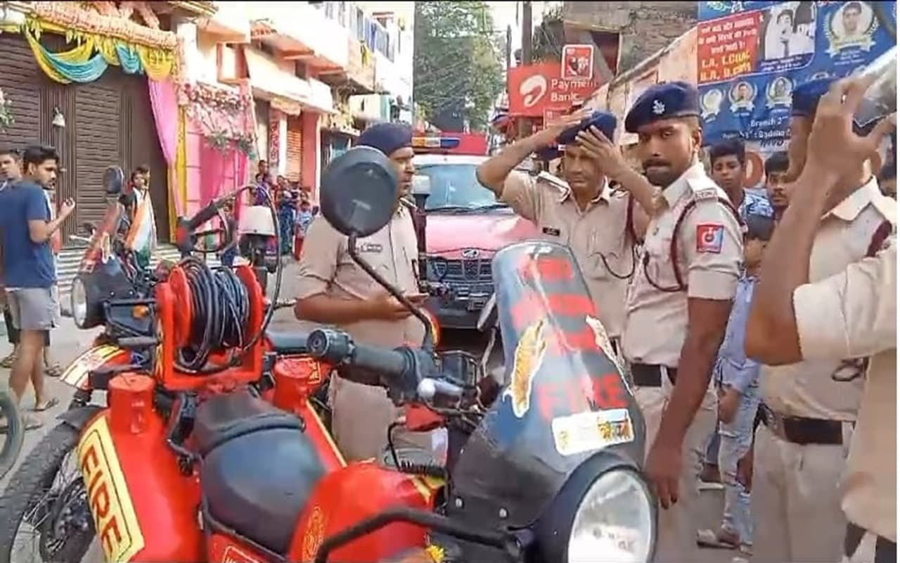 Patna News: चंदा मांगने पर व्यवसायी ने फेंका तेजाब, स्कूटी को किया आग के हवाले..