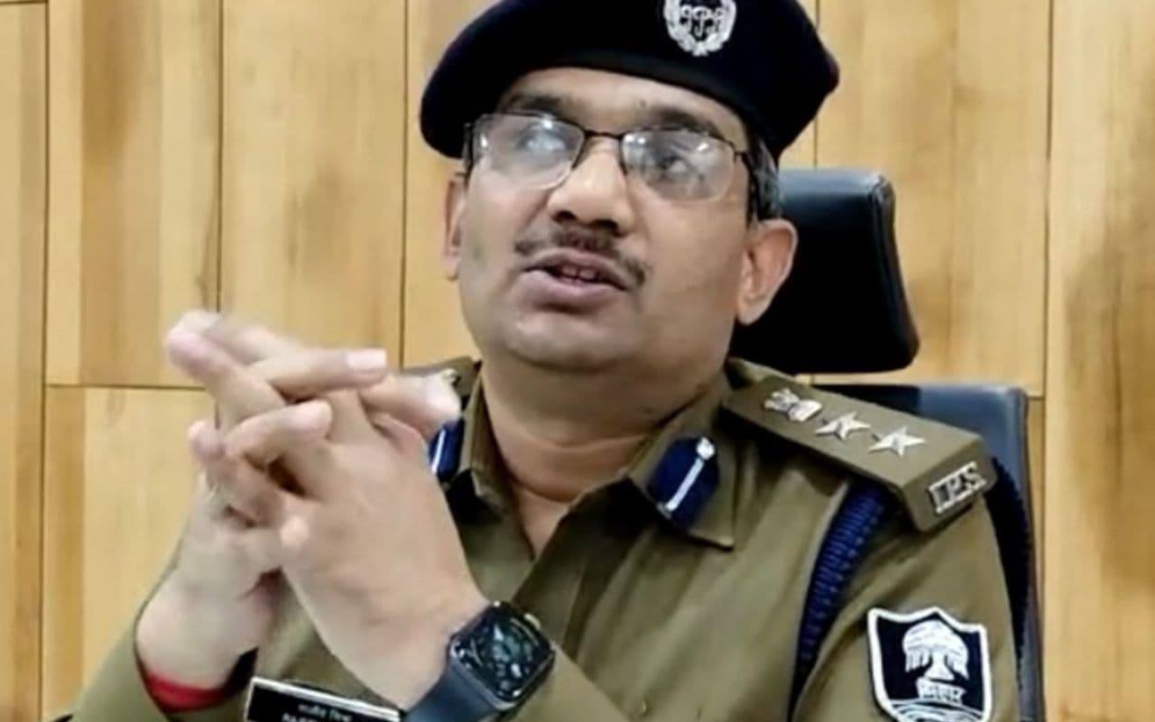 पटना SSP का एक्शन, 6 पुलिसकर्मियों को किया सस्पेंड, शिक्षा माफिया से जुड़ा है मामला पटना SSP का एक्शन, 6 पुलिसकर्मियों को किया सस्पेंड, शिक्षा माफिया से जुड़ा है मामला