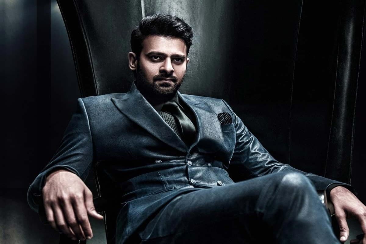 Prabhas New Look: ‘द राजा साब’ की सेट से प्रभास का नया लुक हो रहा वायरल, देख आप भी रह जाएंगे दंग