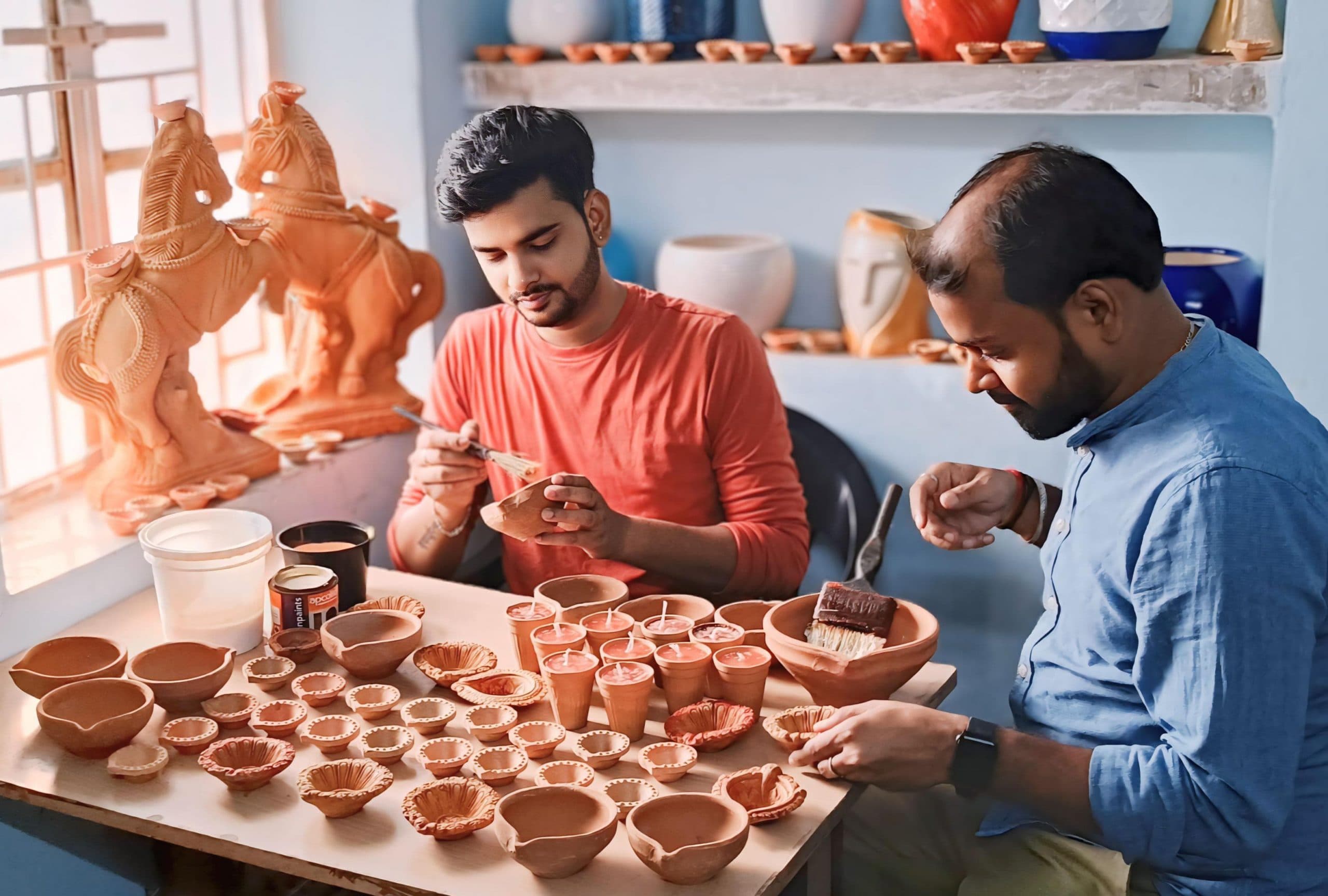 Diwali: पटना में डिजाइनर दीयों और मोमबत्तियों से सजेगी दीपावली की रातें, ऑर्डर पर हो रहे तैयार