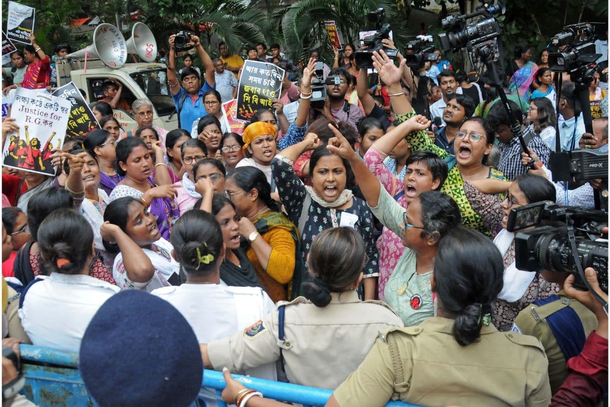 Kolkata Doctor Murder : आरजी कर मामले में न्याय की मांग को लेकर सड़क पर उतरी महिलाएं
