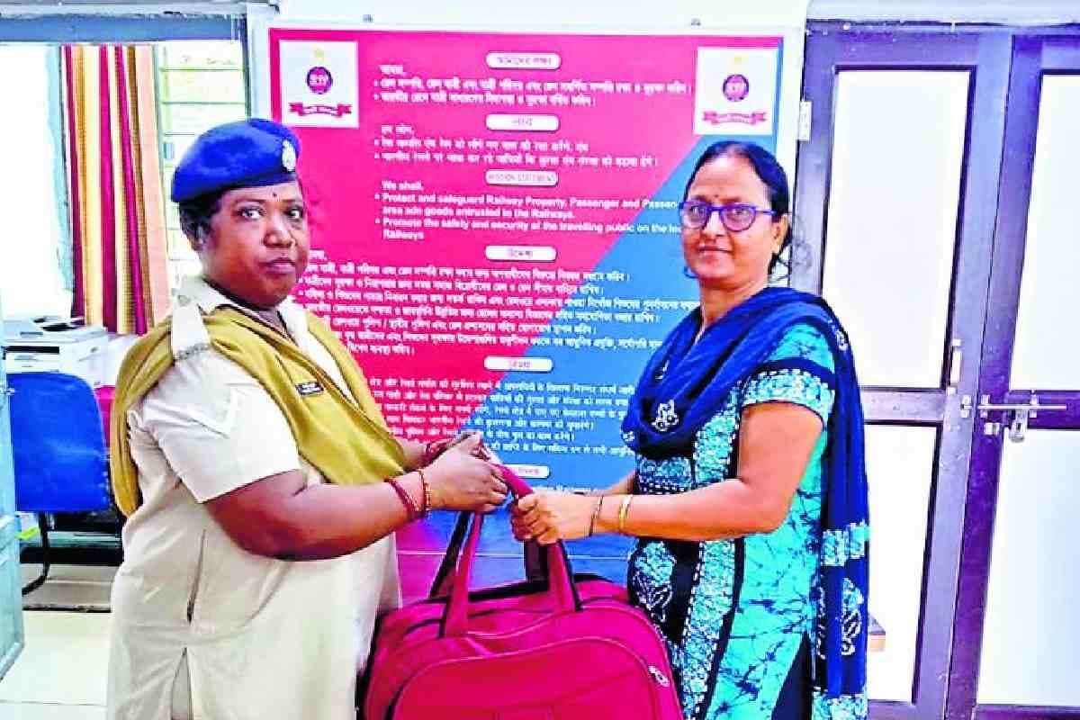 आरपीएफ ने यात्री का बैग लौटाया