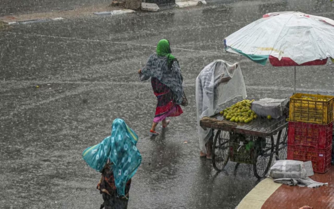 Bihar Weather: दुर्गा पूजा के बाद भी बिहार में जारी रहेगा बारिश का दौर, IMD ने जारी किया मूसलाधार बारिश का अलर्ट Bihar Weather: दुर्गा पूजा के बाद भी बिहार में जारी रहेगा बारिश का दौर, IMD ने जारी किया मूसलाधार बारिश का अलर्ट