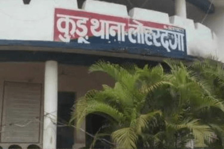 Lohardaga News: अनियंत्रित होकर बाइक पेड़ से टकराई, दो युवकों की मौत