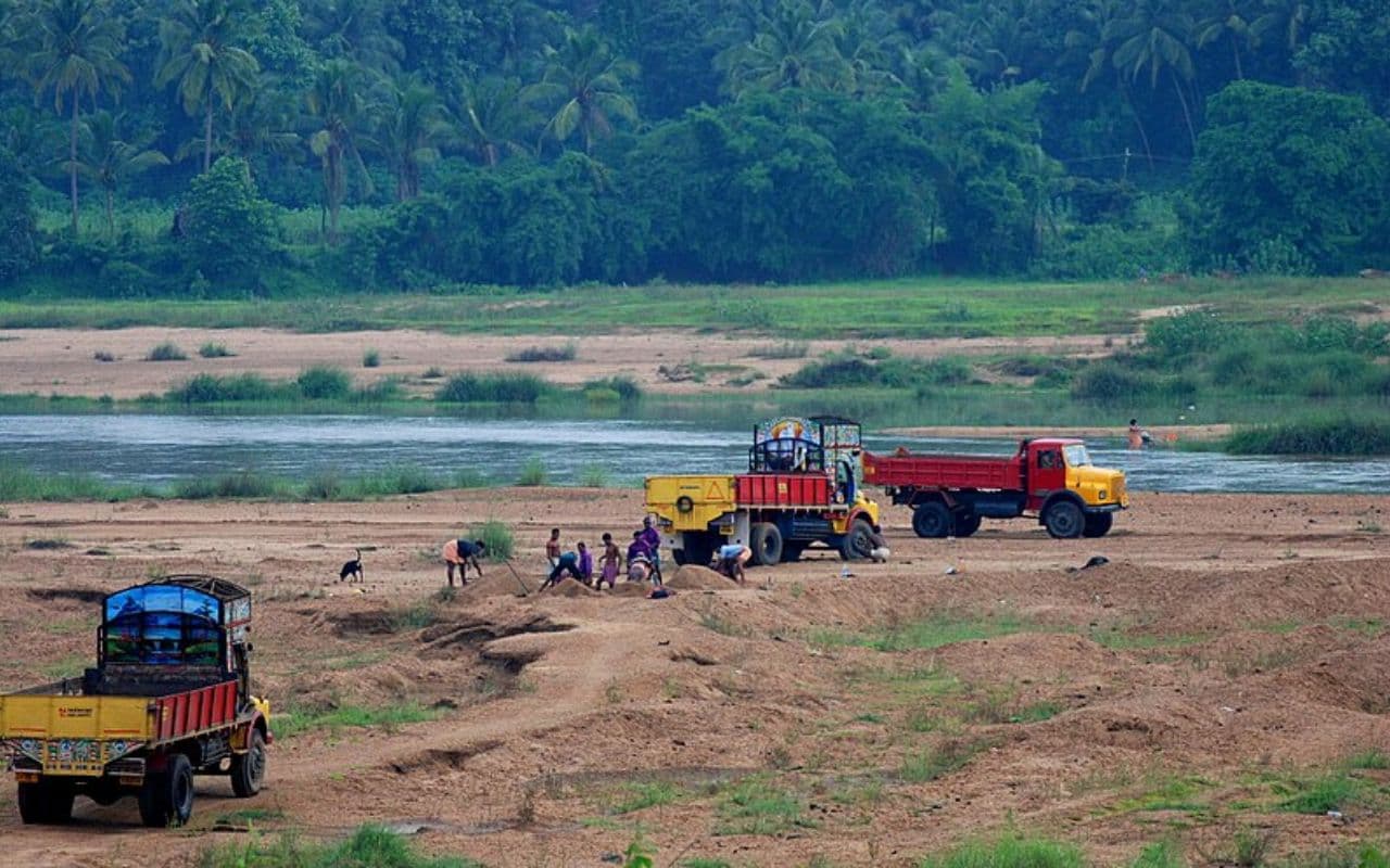 अवैध बालू खनन की जानकारी के बावजूद नहीं की कार्रवाई, थानाध्यक्ष को किया गया लाईन हाजिर