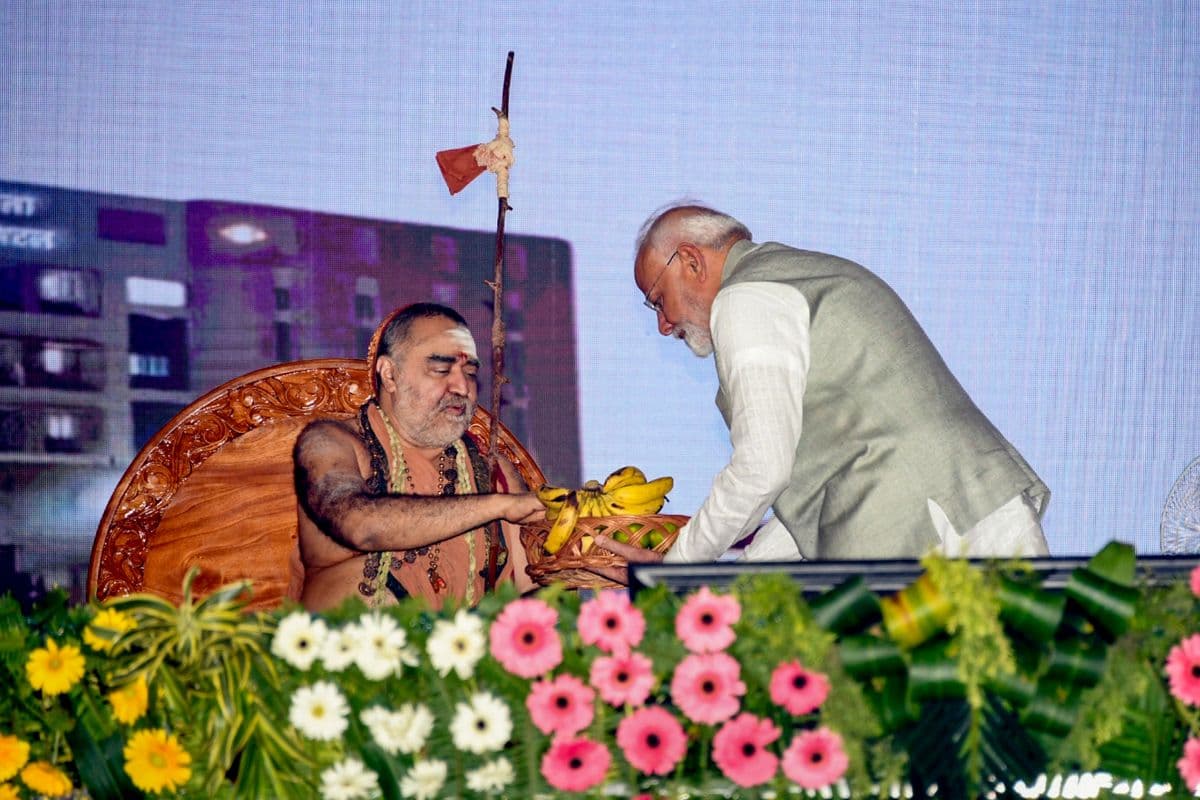 Uttar Pradesh: शंकराचार्य ने पीएम मोदी की जमकर तारीफ की, कहा- NDA का अर्थ नरेंद्र दामोदर दास का अनुशासन